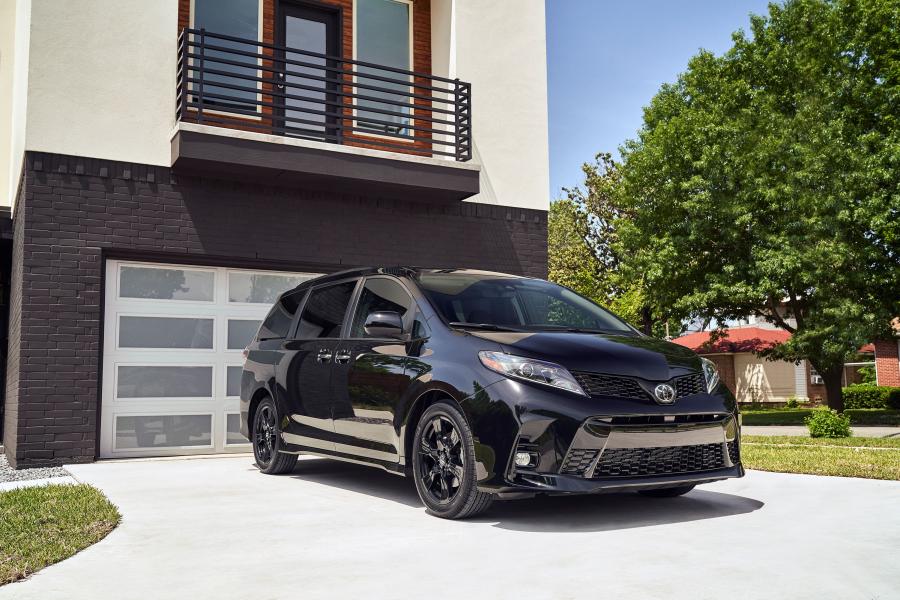  Toyota Sienna Nightshade (XL30) 2019 года  (фото 1 из 4)
